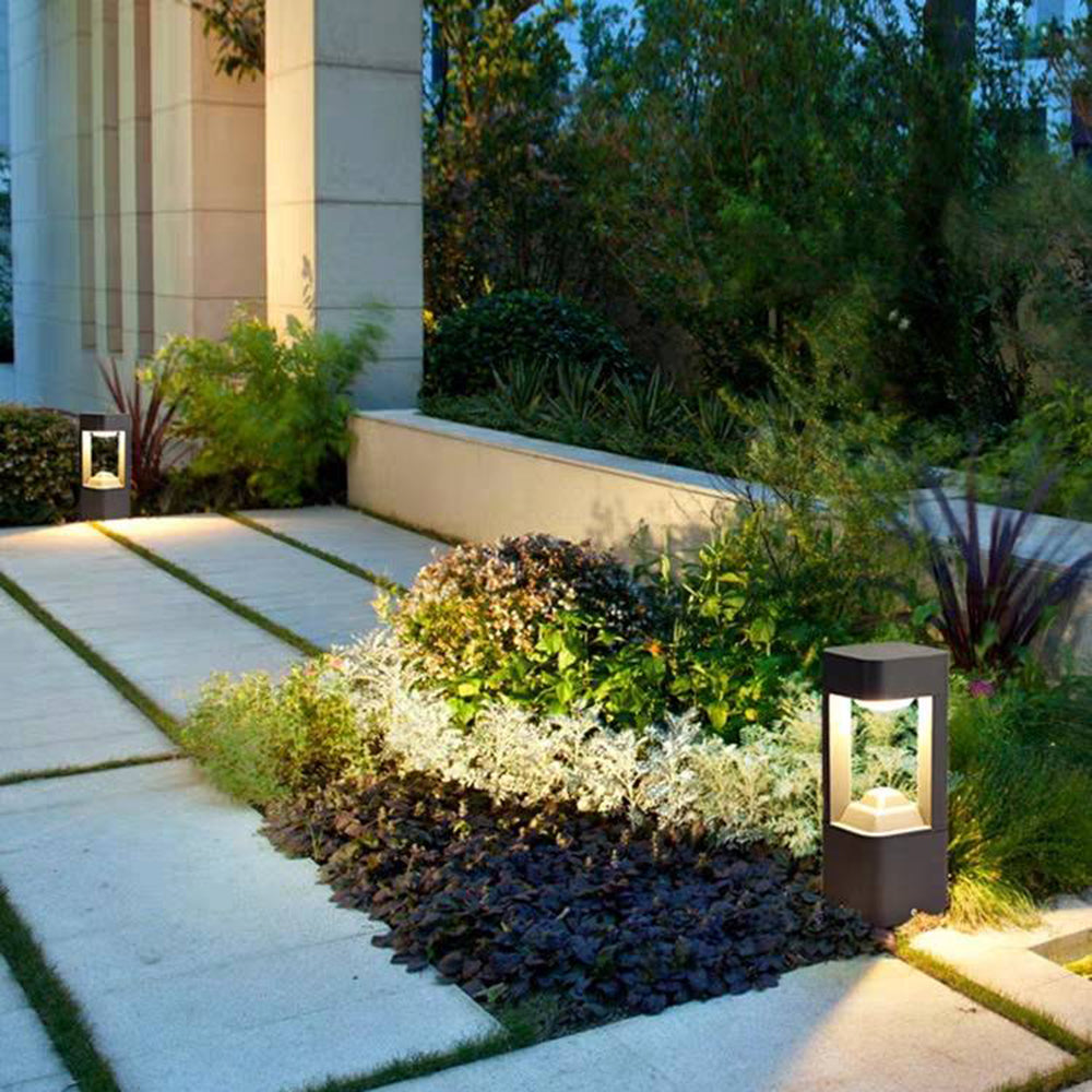Hikevus Contemporary Metal Triangular Hollow Outdoor Path Light, Black