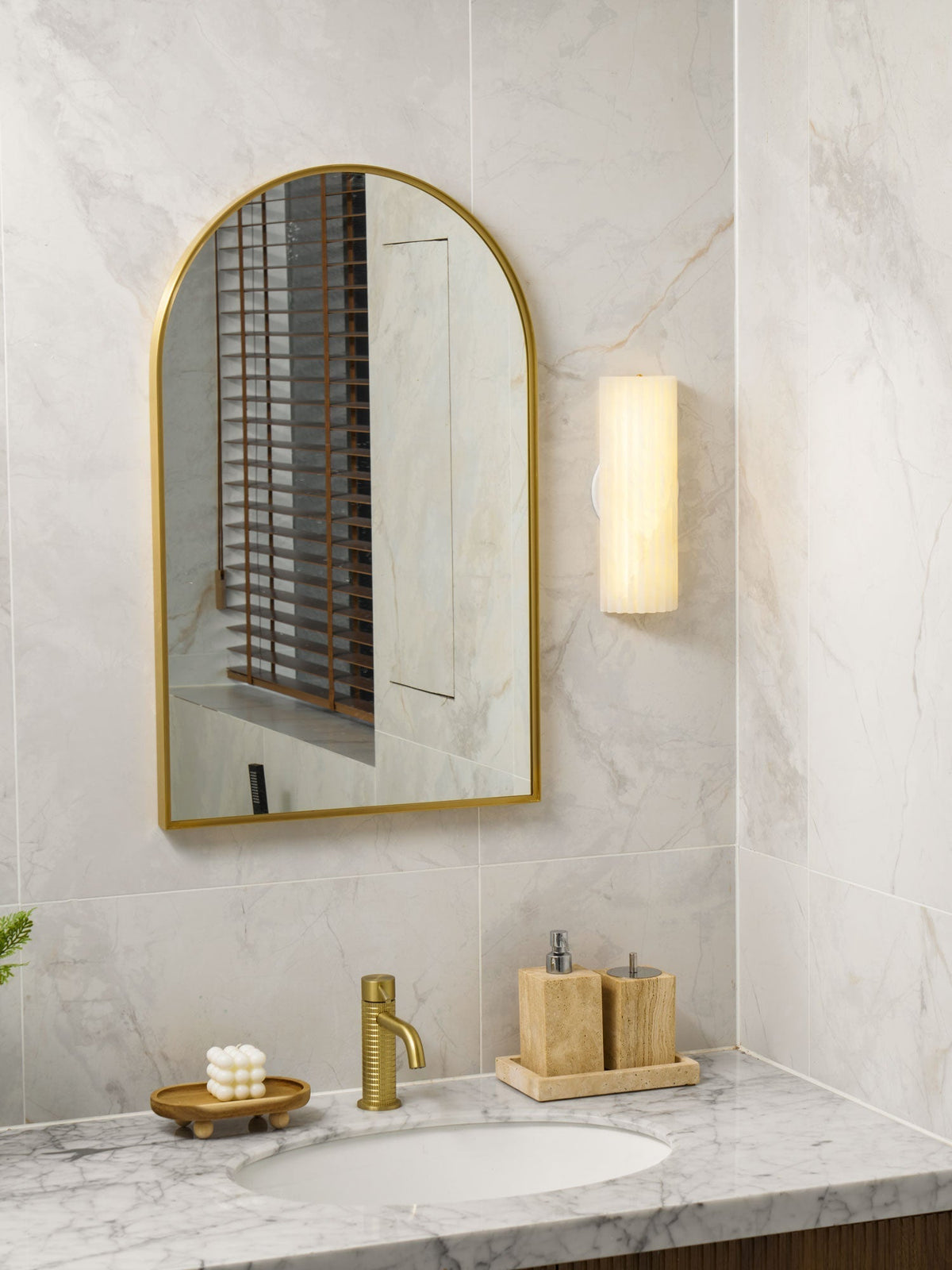 Aveniraria Alabaster Wall Lamp