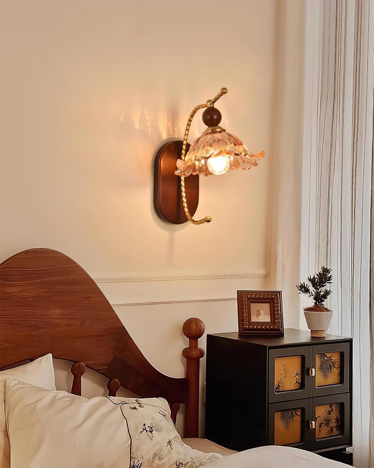 Orelivaya Wall Lamp