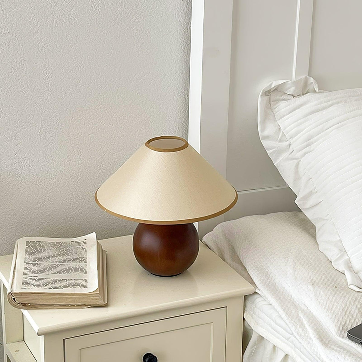 Aveneielle Table Lamp