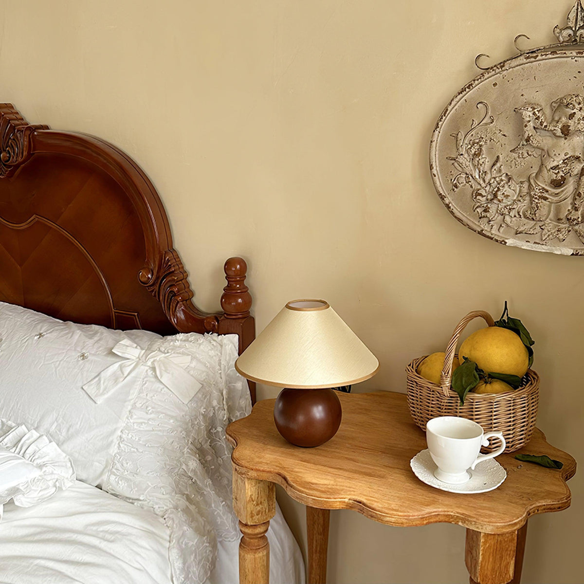 Aveneielle Table Lamp