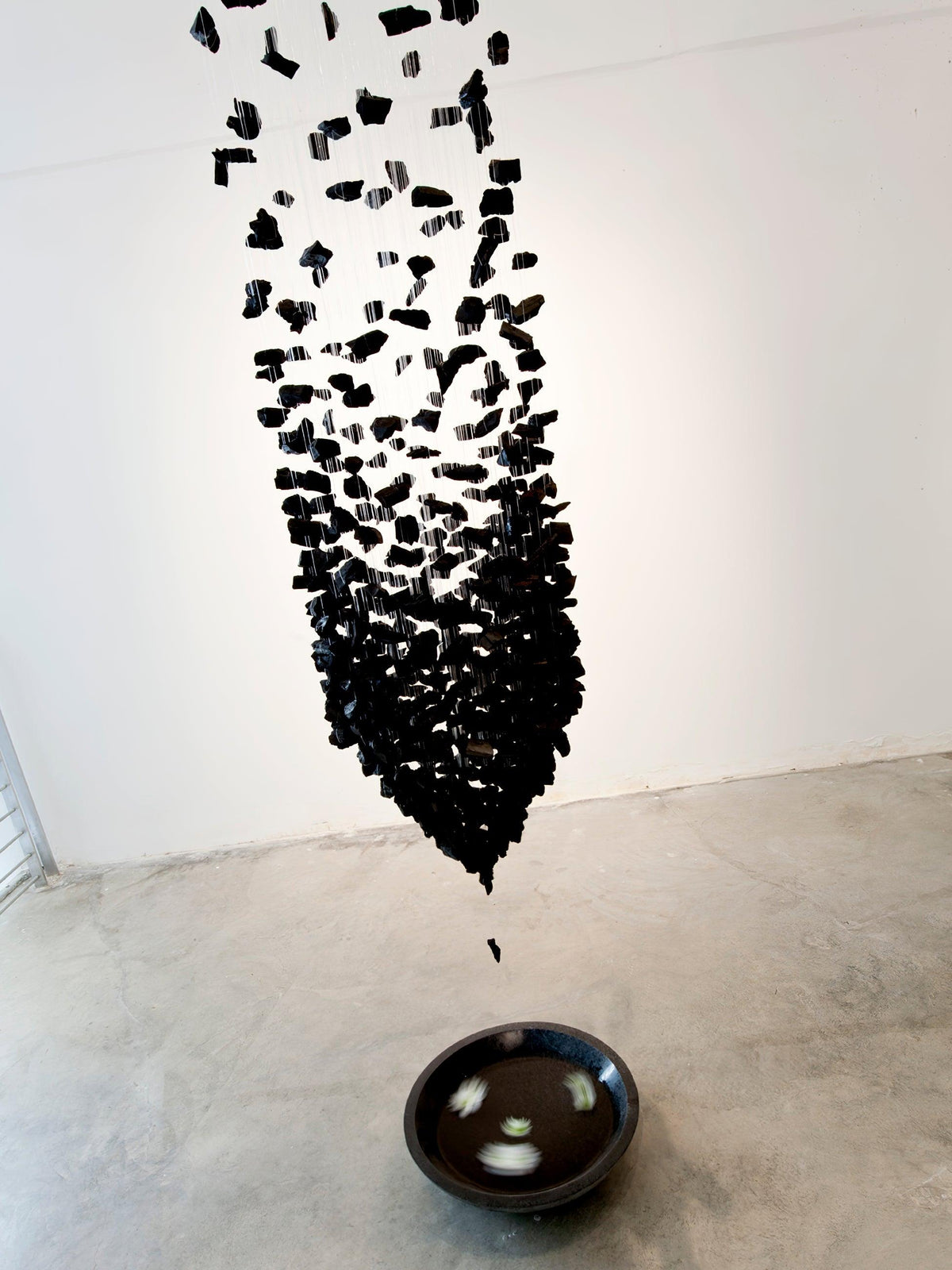 Orinridge Black Stones Chandelier