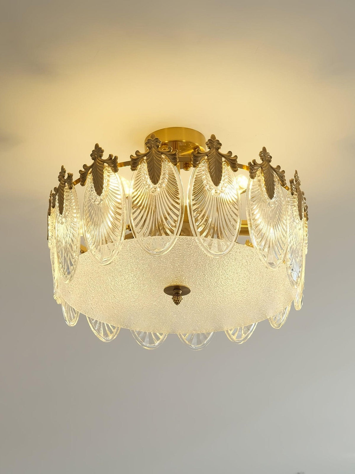 Eirisena Chandelier Glass Petals Gold Frame Round