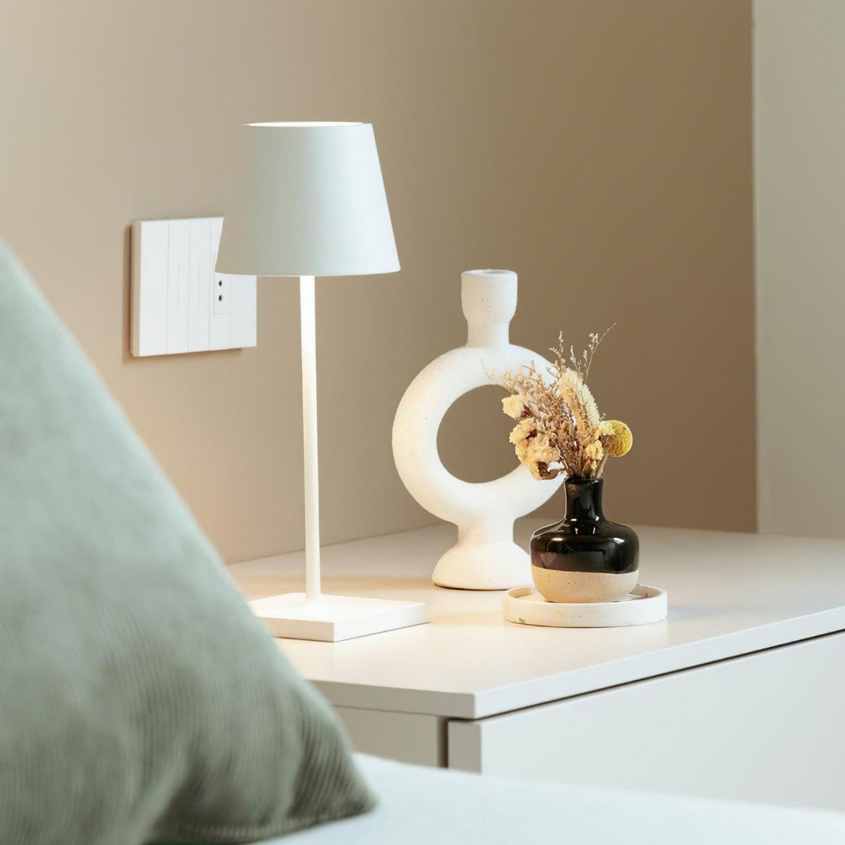 Viraorelia Table Lamp