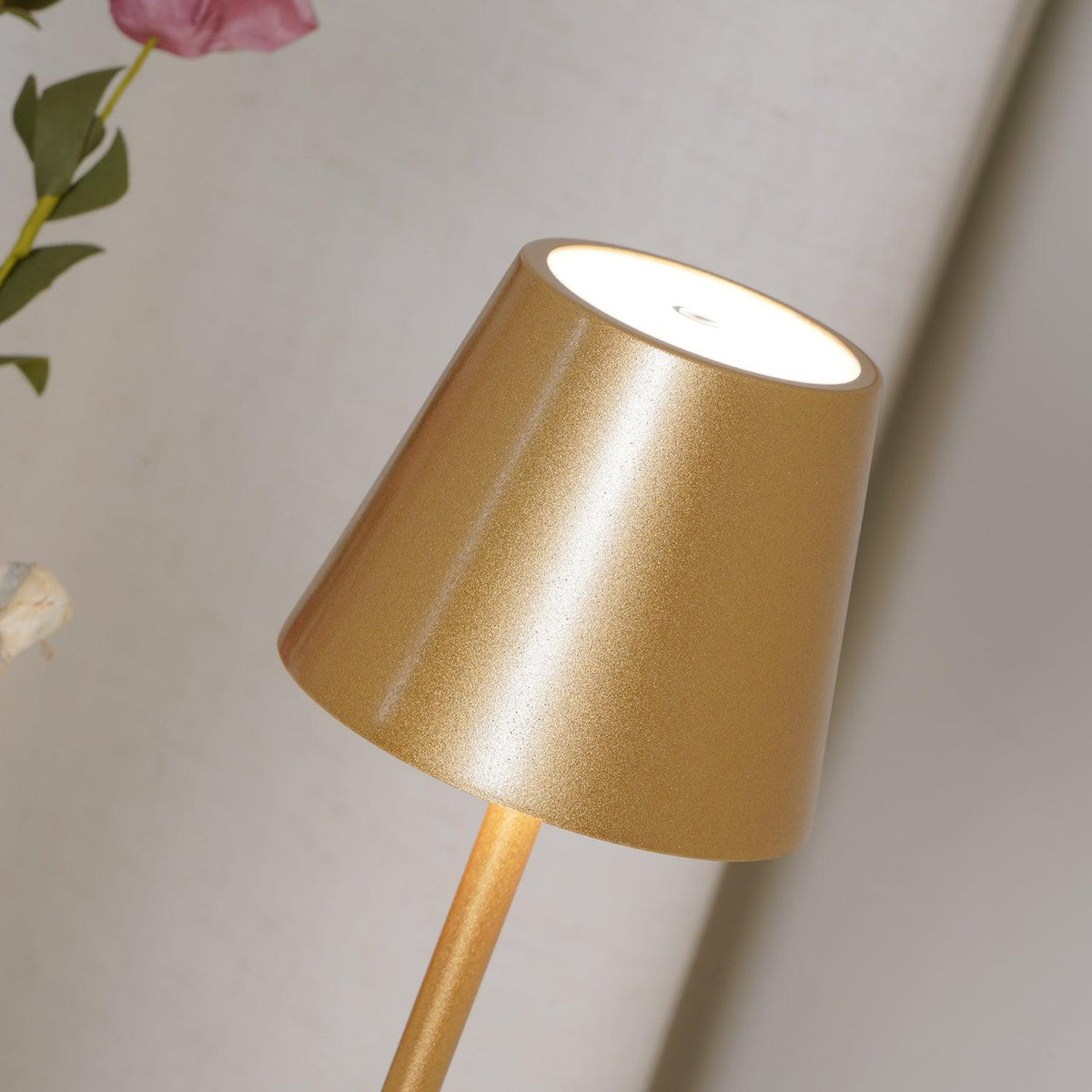 Viraorelia Table Lamp
