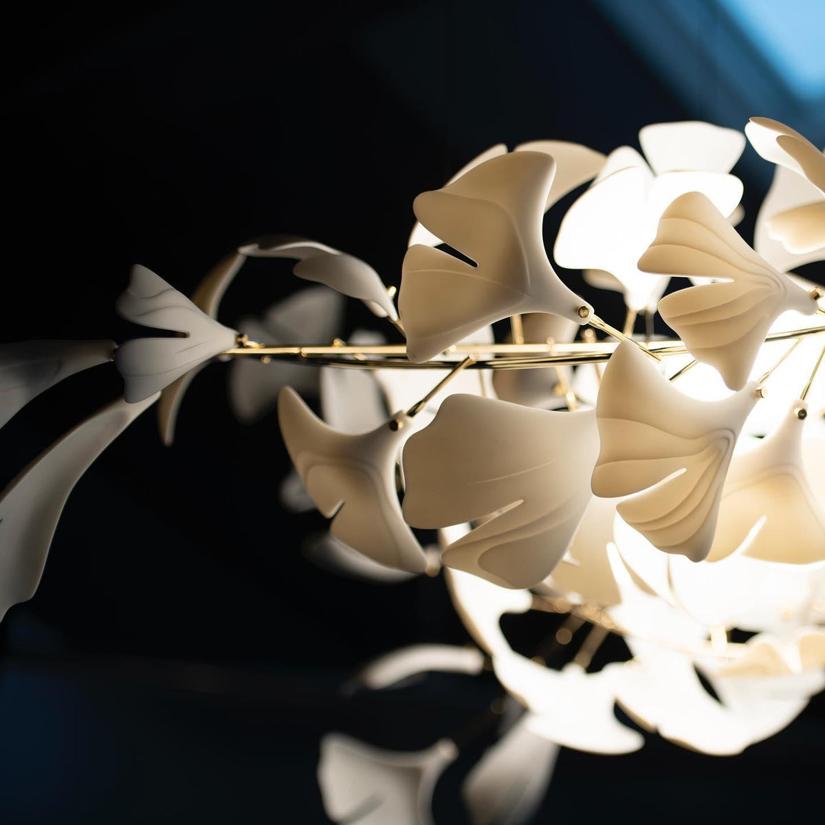 Ceroraine Chandelier Gingko A Porcelain LED Modern
