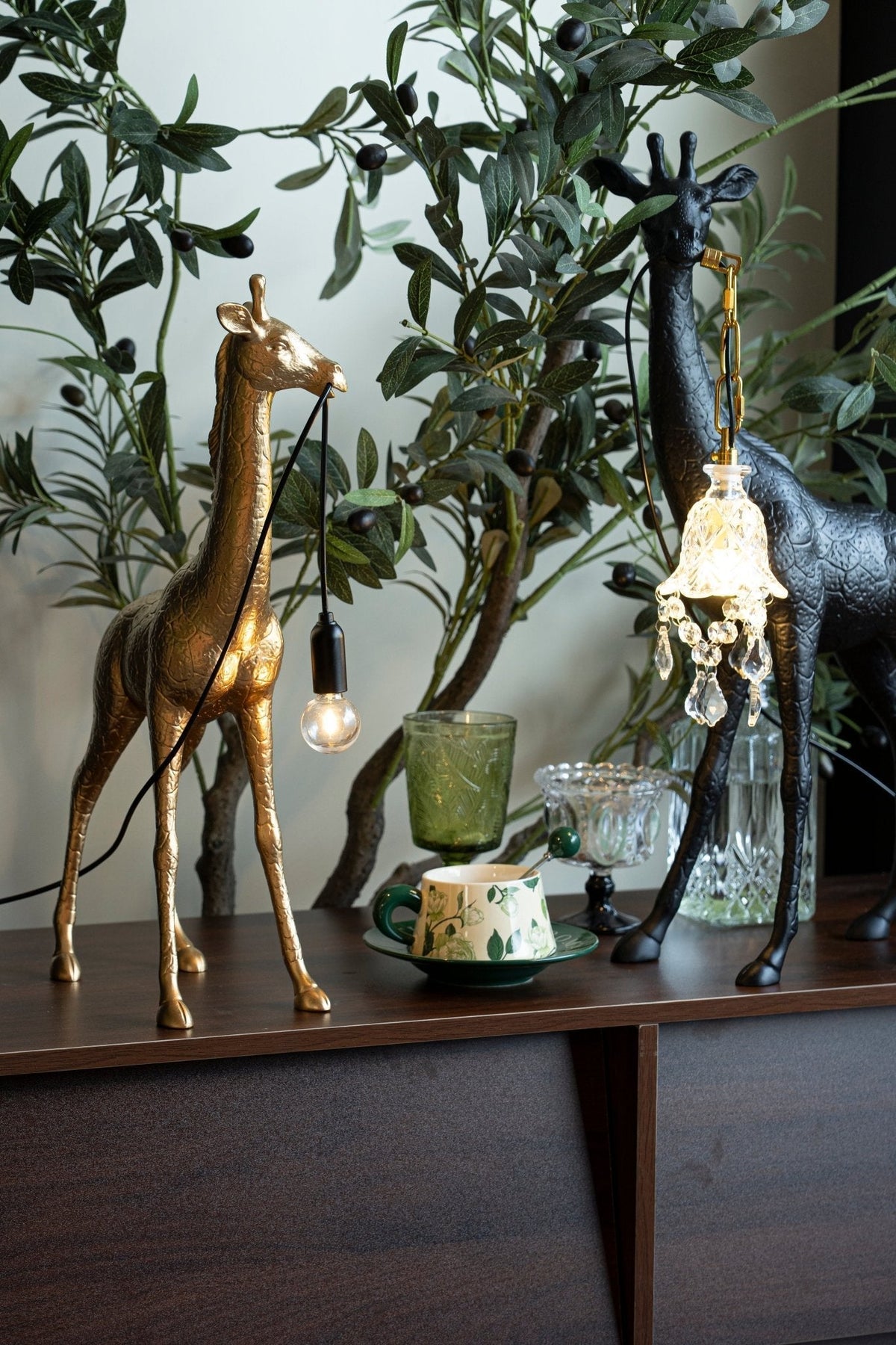 Fexl Luxurious Giraffe Royale Sculpture Floor Lamp