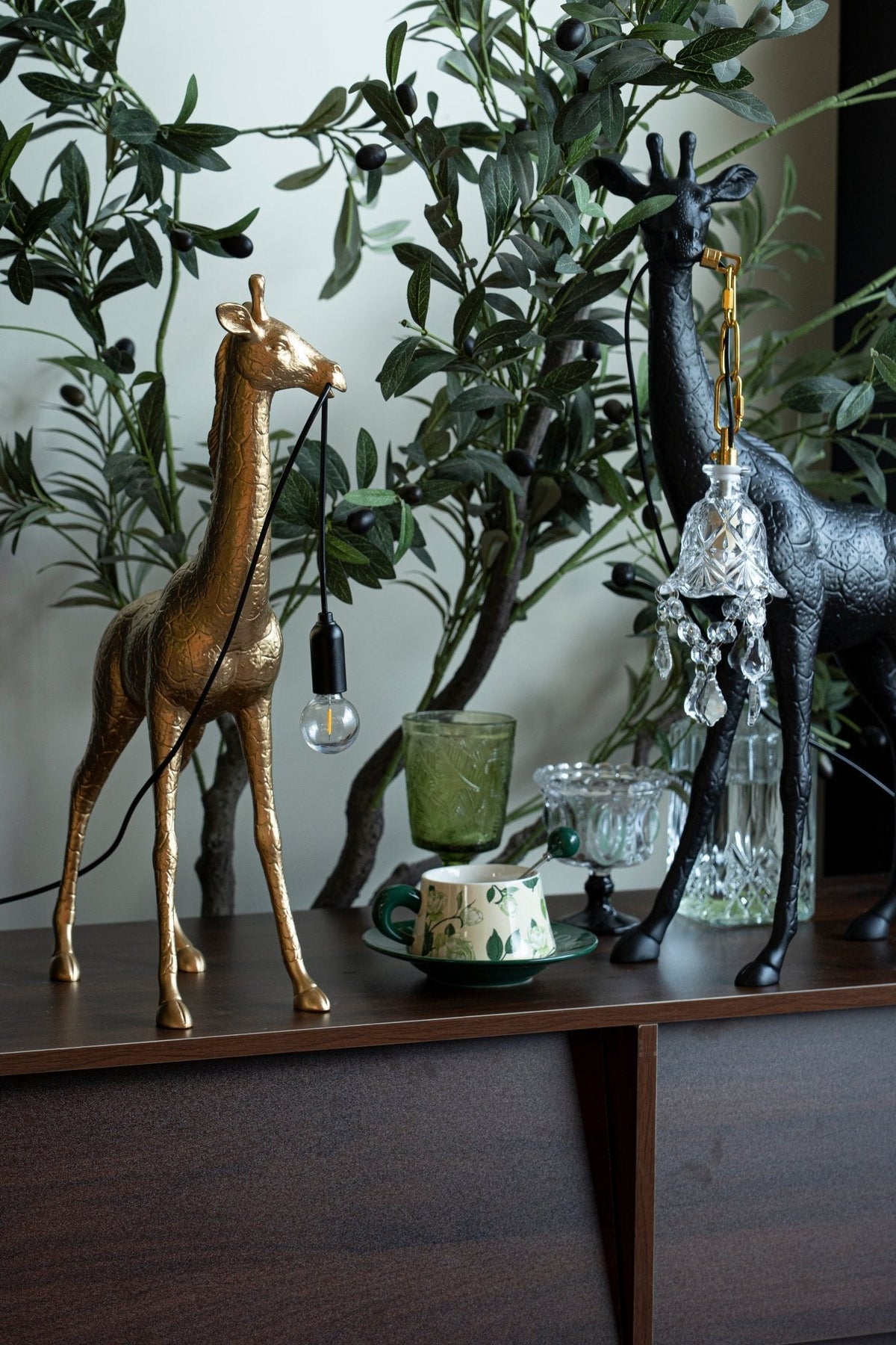 Fexl Luxurious Giraffe Royale Sculpture Floor Lamp