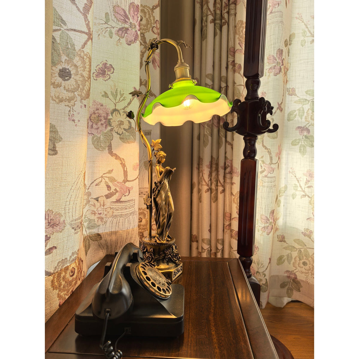 Petalo Lady Statue Glass Table Lamp