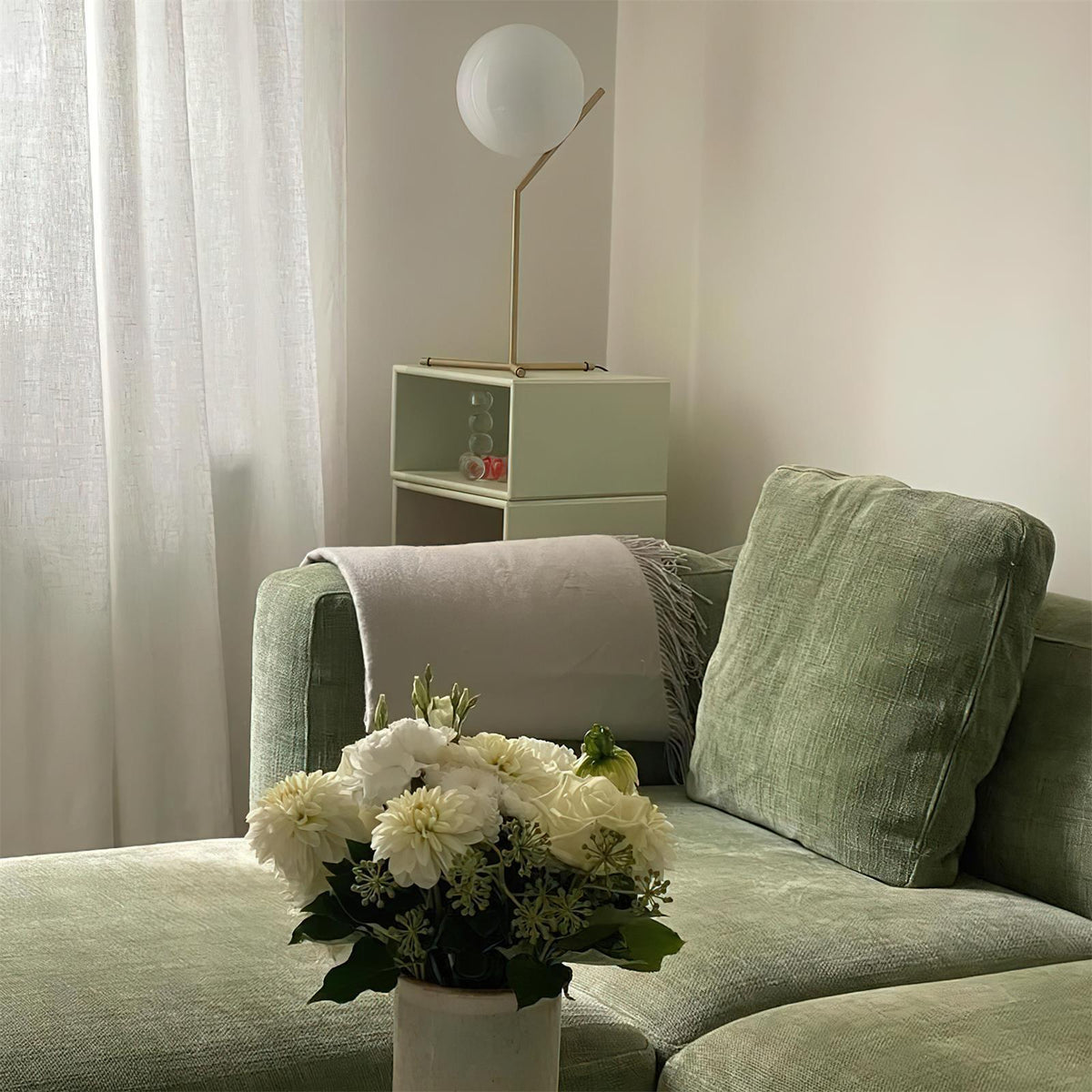 Velirelia Table Lamp