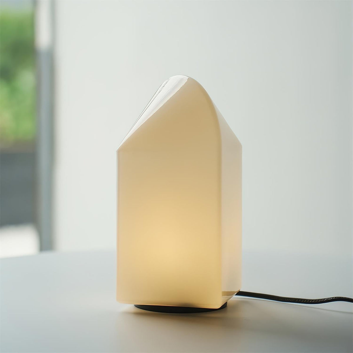 Avenuira Table Lamp