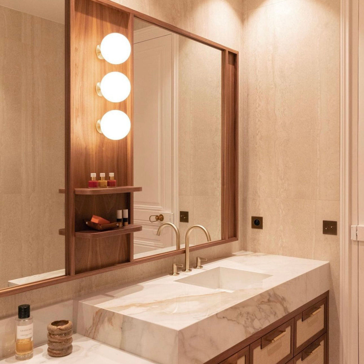 Planette Contemporary Alabaster Wall Lamp
