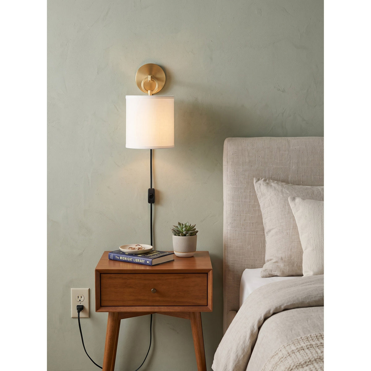 Full Circle Plug-in Wall Sconce