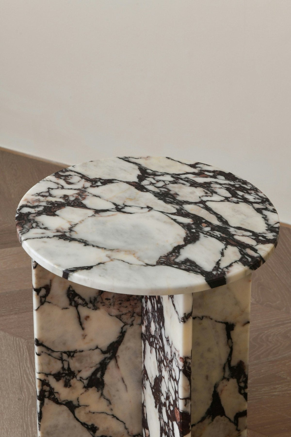 Seleneria Marble Side Table Accessories