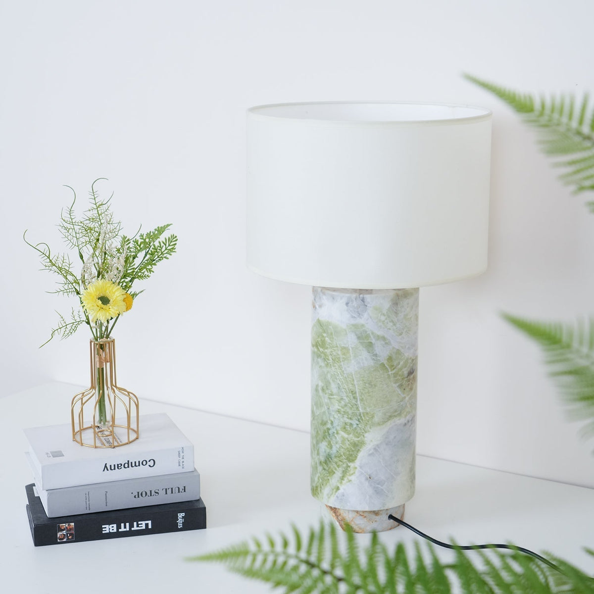 Viraivette Table Lamp