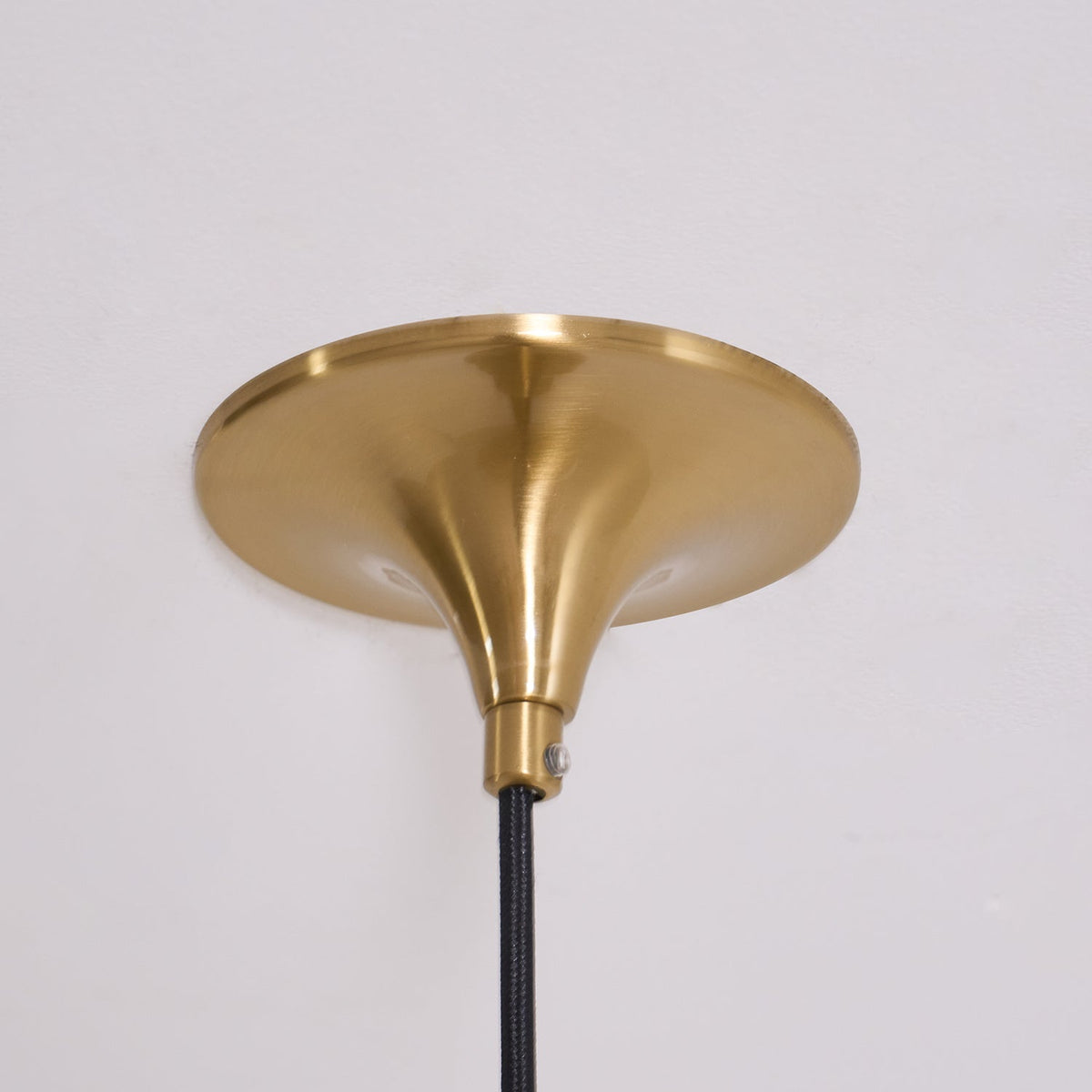Viro Pendant Lamp Slim Neck and Wide Flare Contemporary Dining