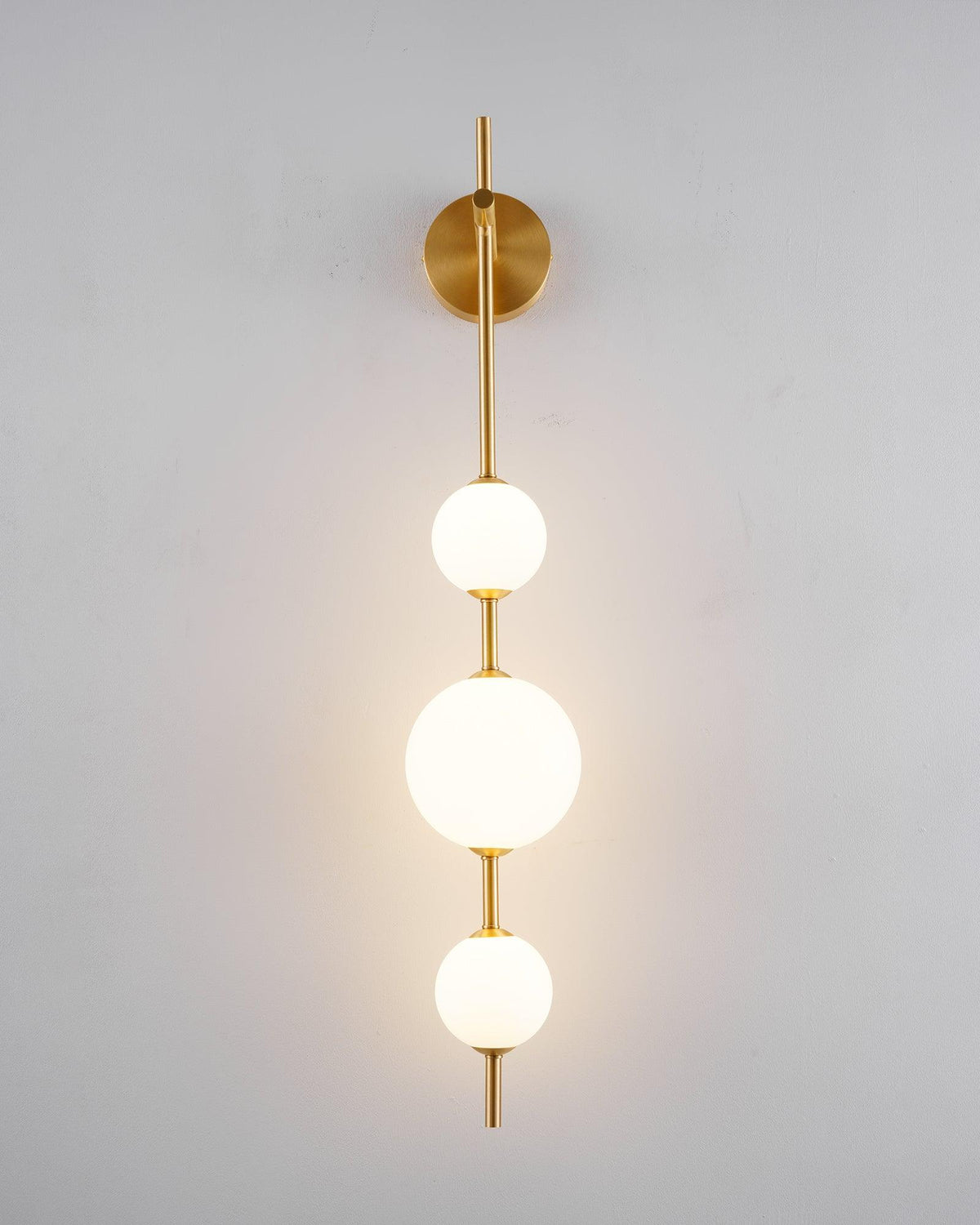 Ilraeia Vertical Globe Plug-in Wall Lamp