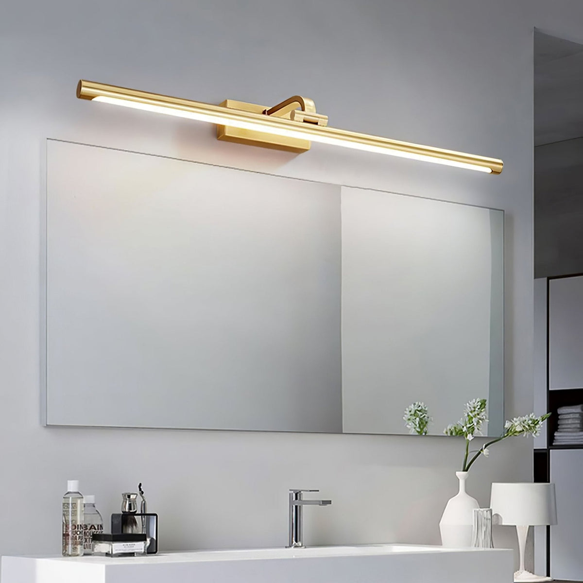 Tevelo Brass Minimalist Wall Lamp