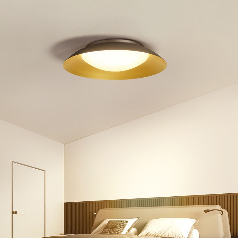 Rebenos Round Metal Flush Mount Ceiling Light, Brass