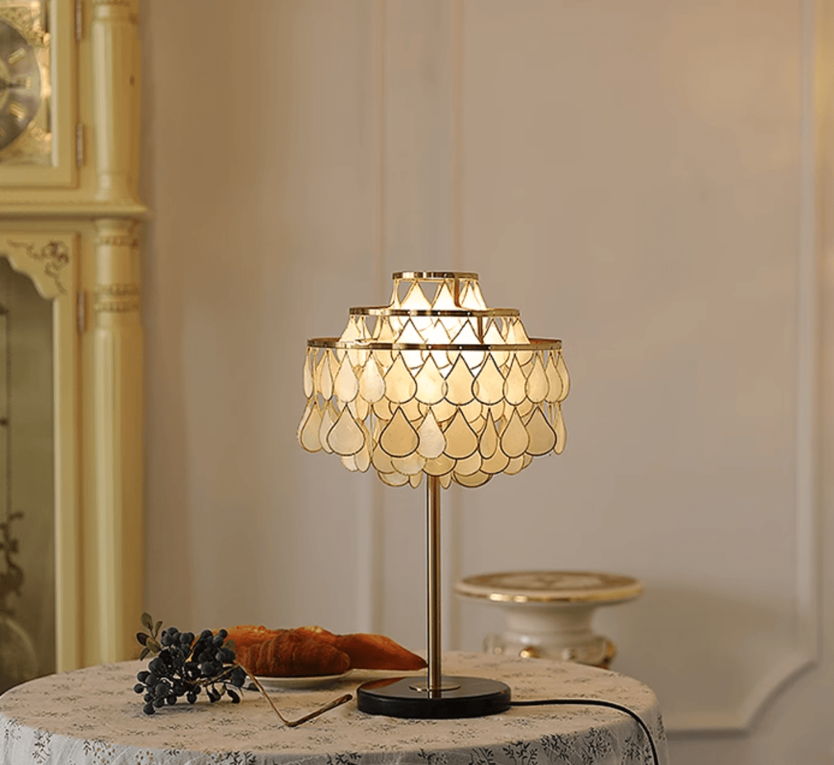 Jacob Luxury  Teardrops  Shell Table Lamp