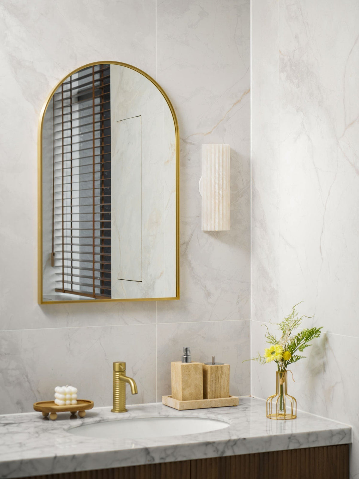 Aveniraria Alabaster Wall Lamp