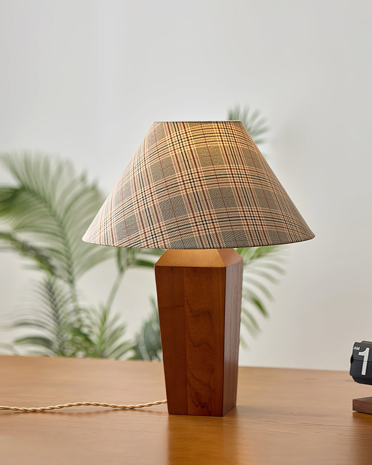 Reniniella Table Lamp