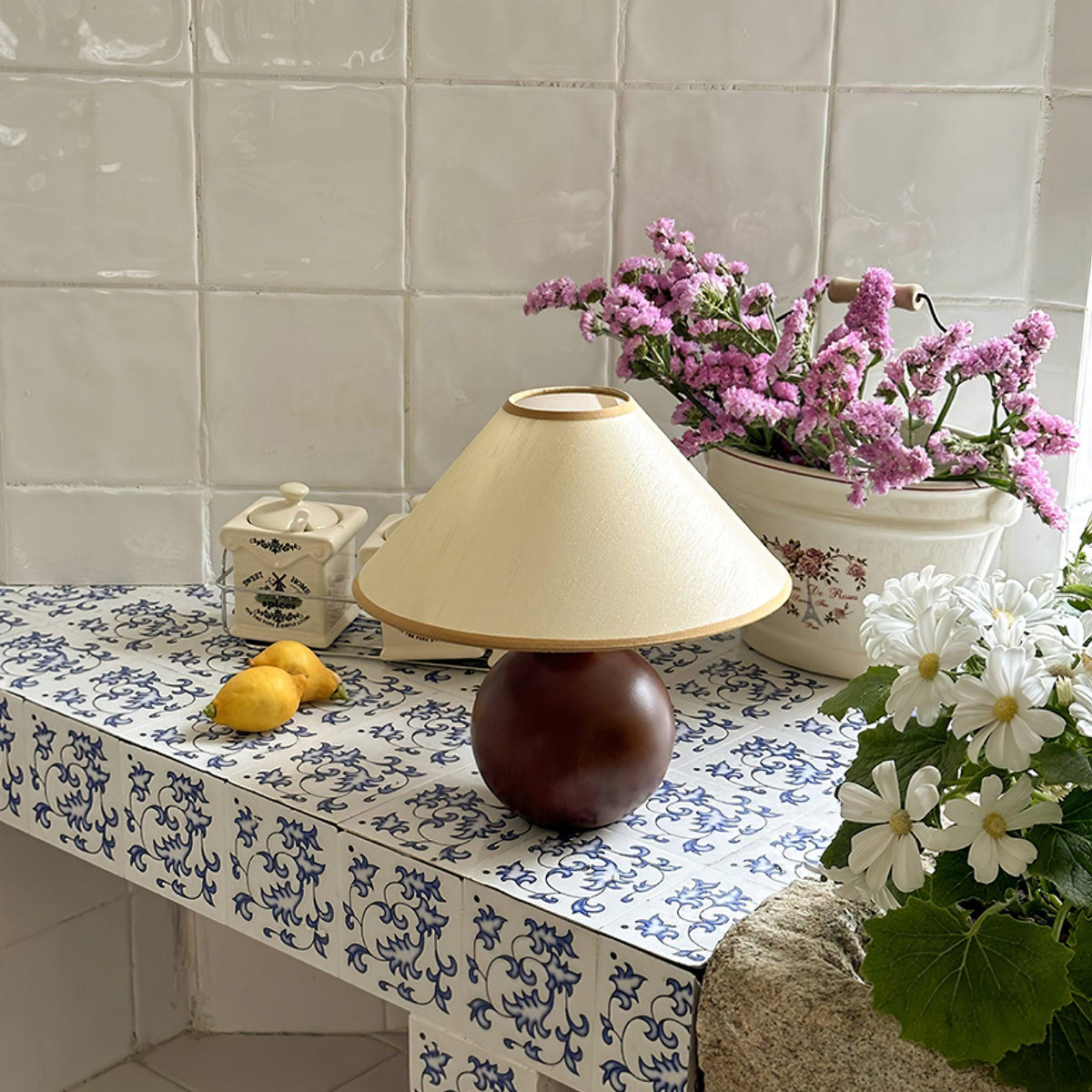 Aveneielle Table Lamp