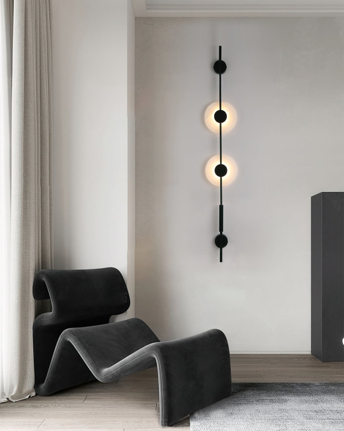 Nivaraya Vertical Alabaster Wall Lamp