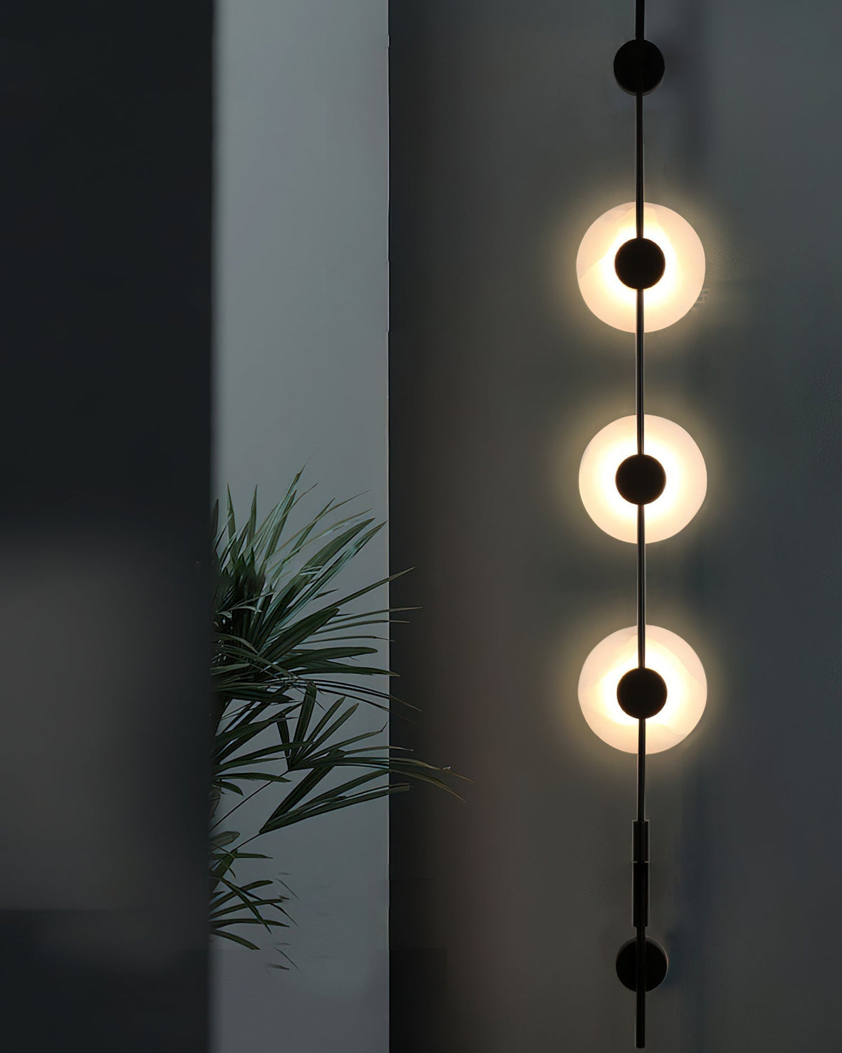 Nivaraya Vertical Alabaster Wall Lamp