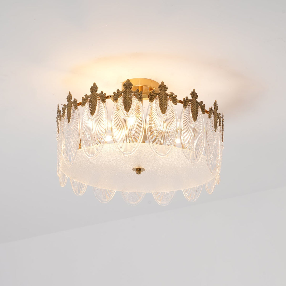Eirisena Chandelier Glass Petals Gold Frame Round