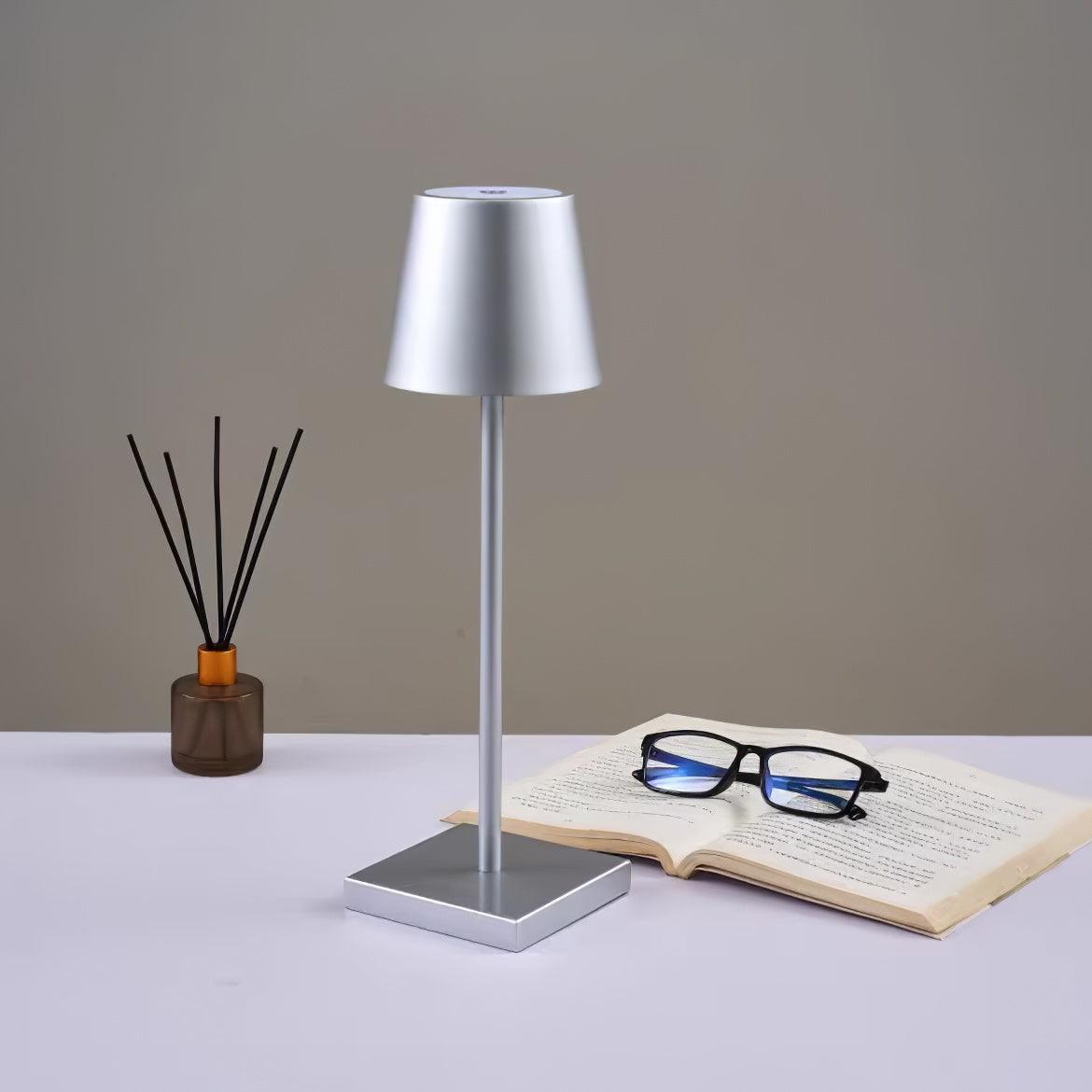 Viraorelia Table Lamp