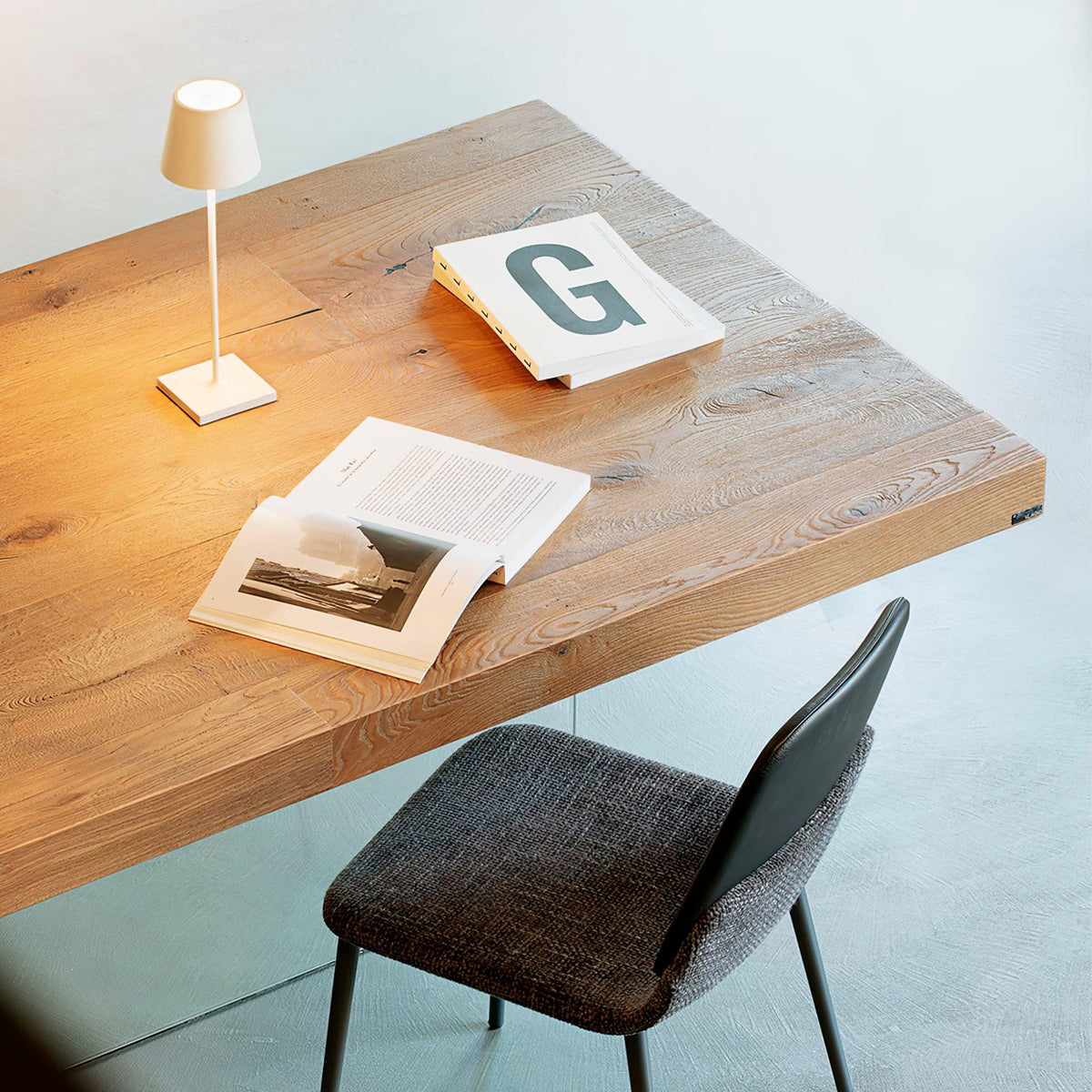 Viraorelia Table Lamp