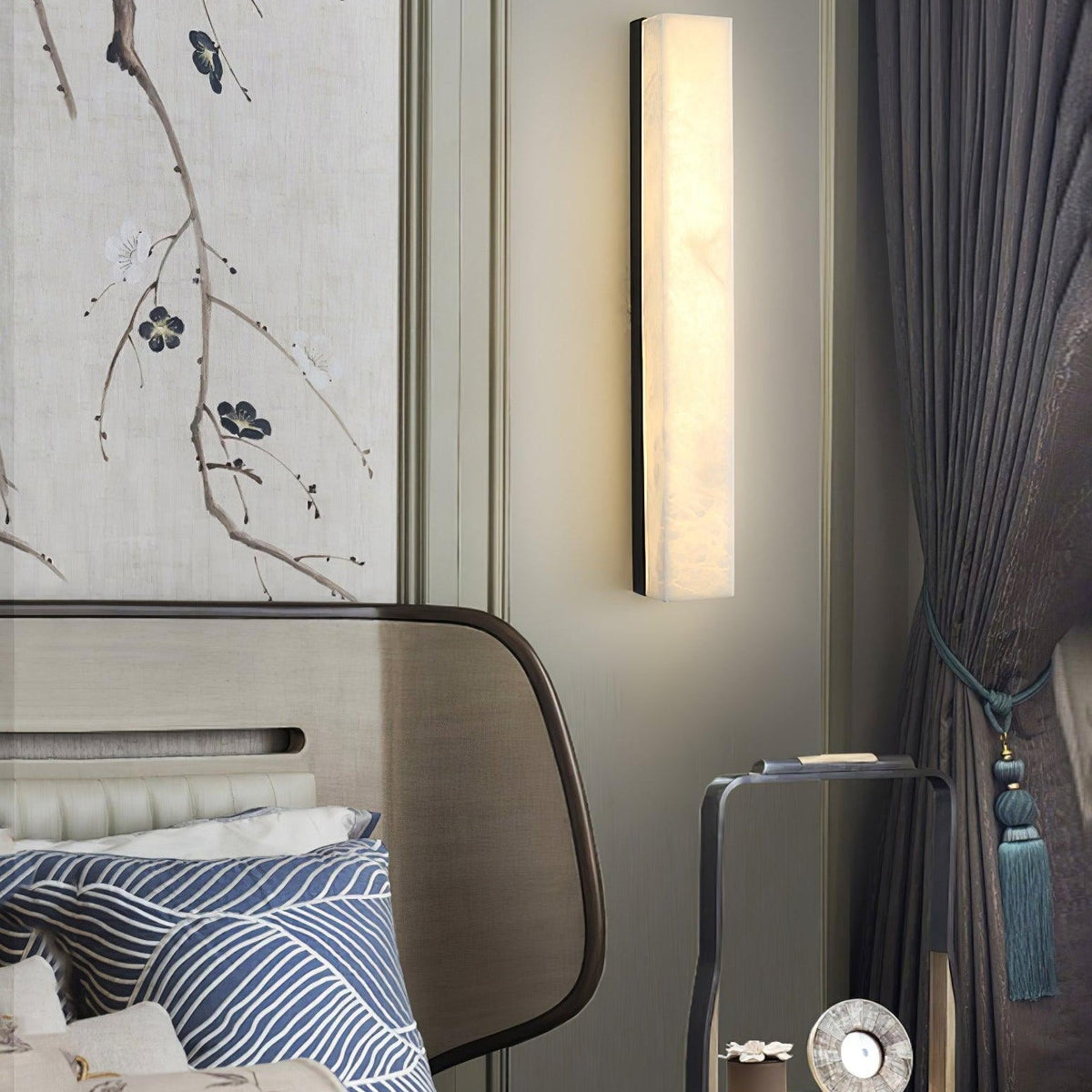 Menepuk Linear Brass Alabaster Wall Lamp