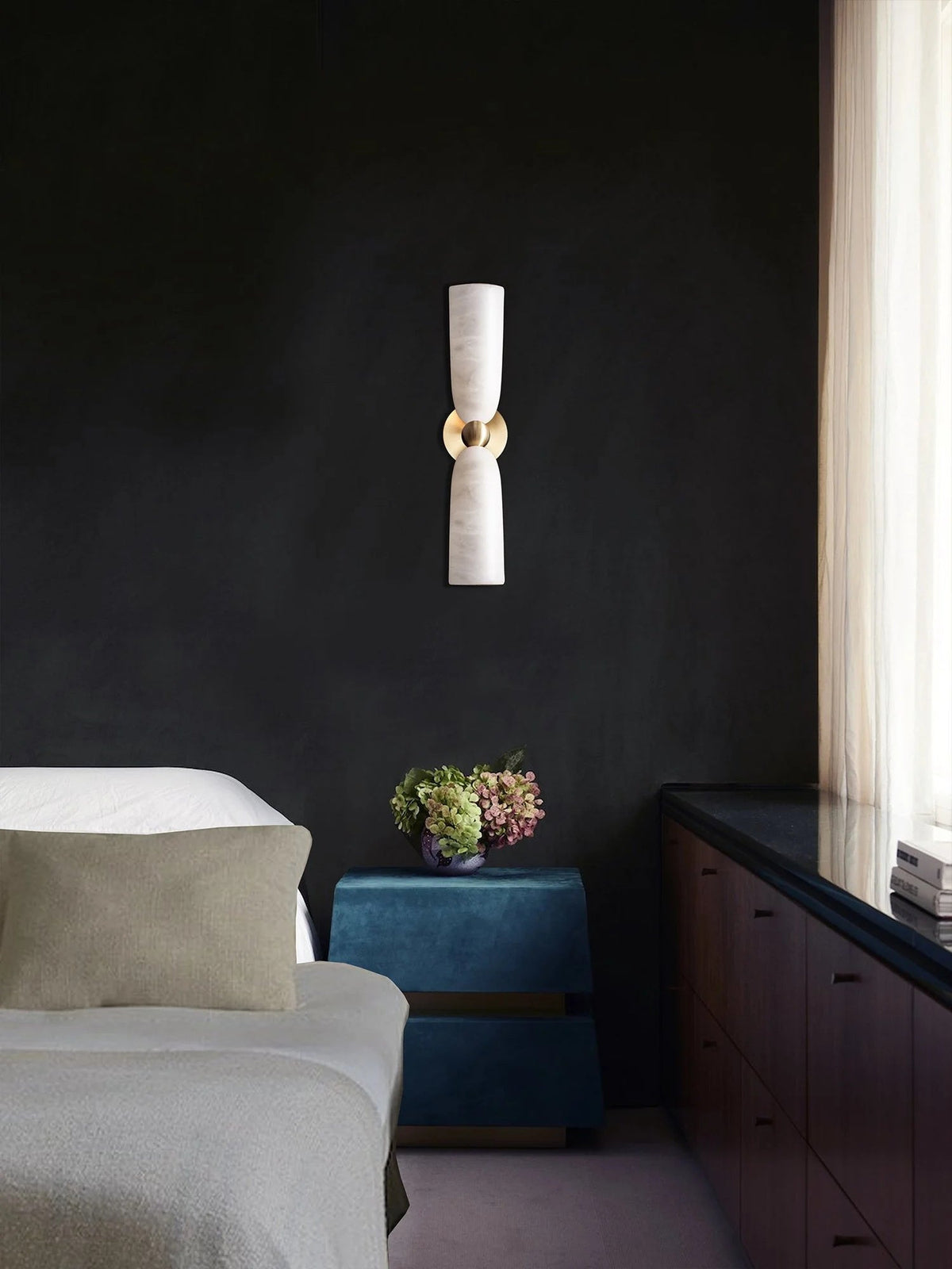 Nivaaya Figure Alabaster Wall Lamp