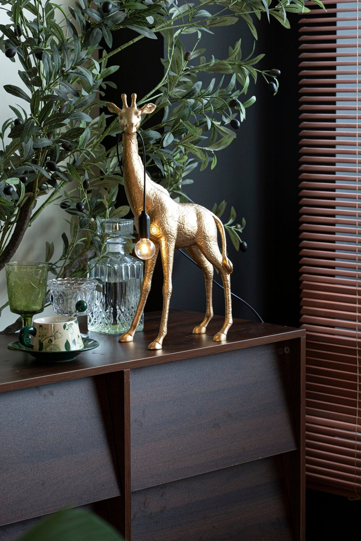 Fexl Luxurious Giraffe Royale Sculpture Floor Lamp