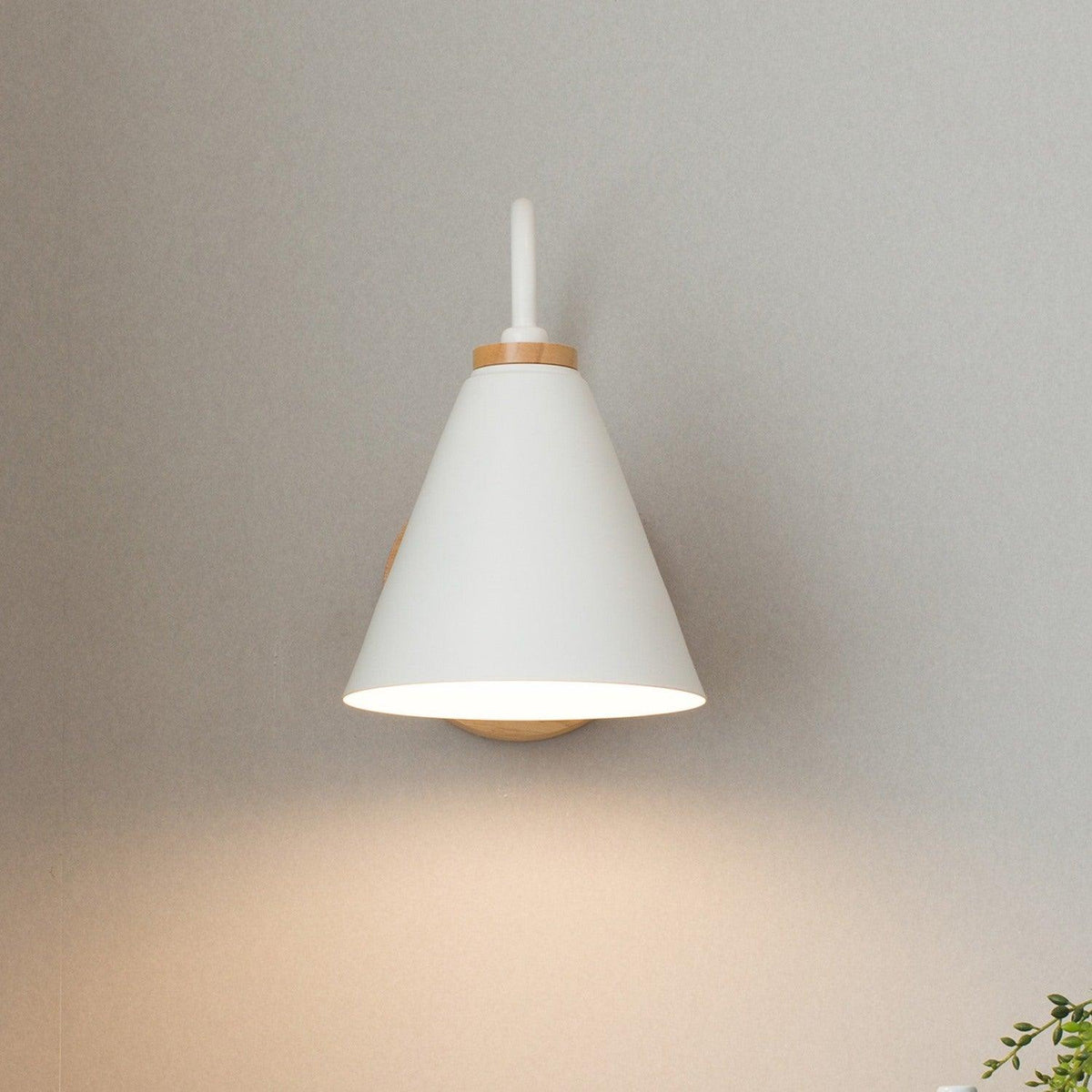 Ravegor Nordic Wood Wall Lamp