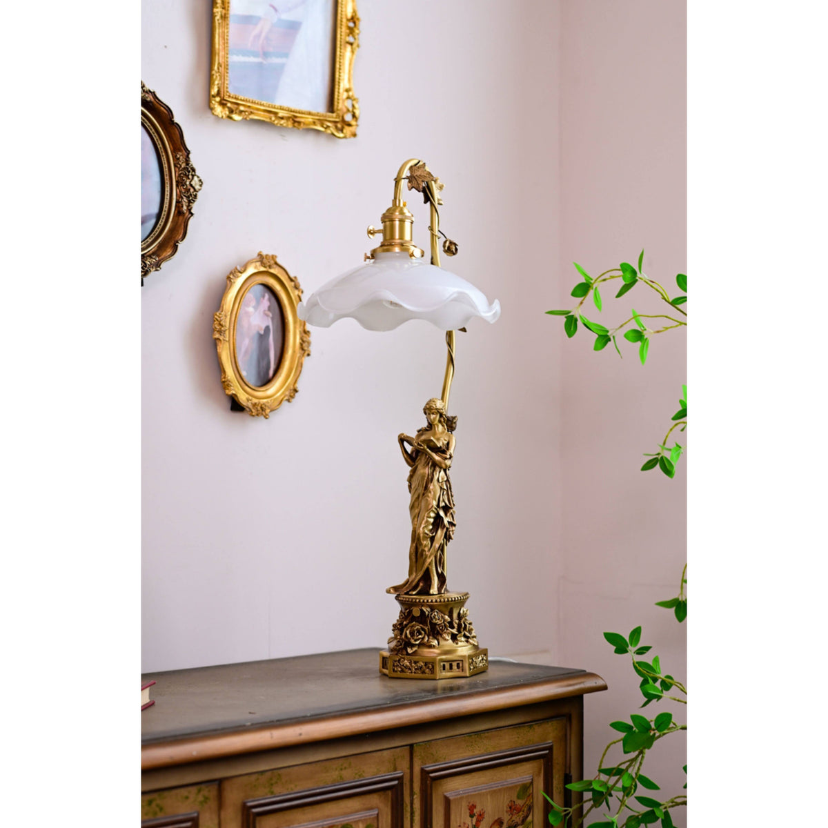 Petalo Lady Statue Glass Table Lamp