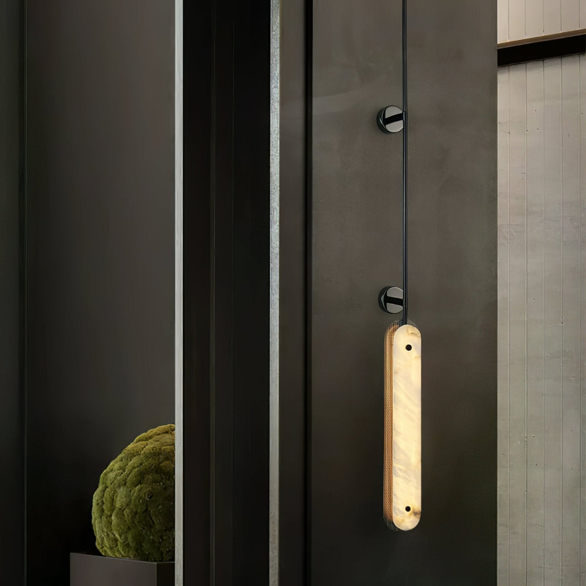 Ilaeir Vertical Alabaster Pendant Light