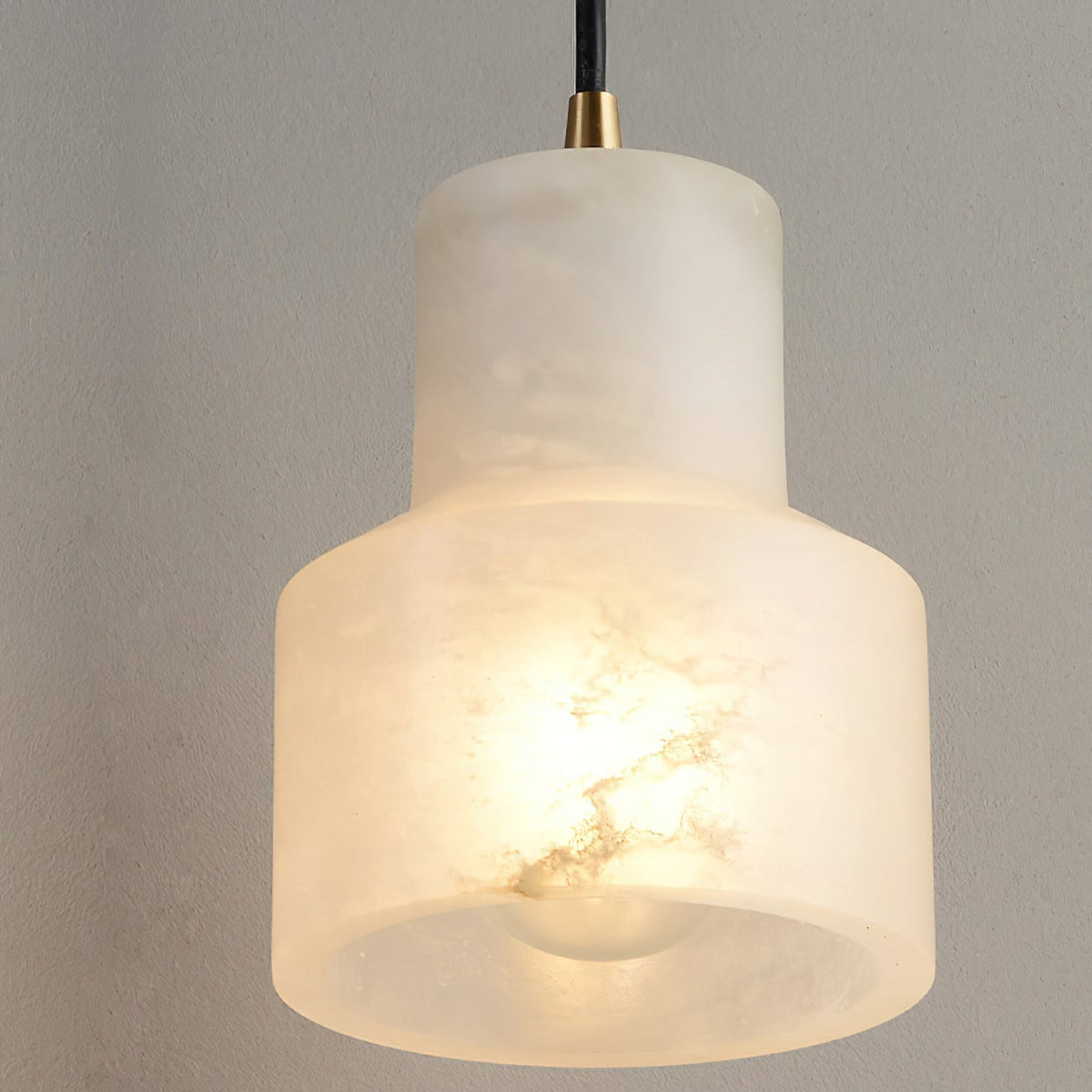 Kuvimar Alabaster Pendant Light Brass Luxurious