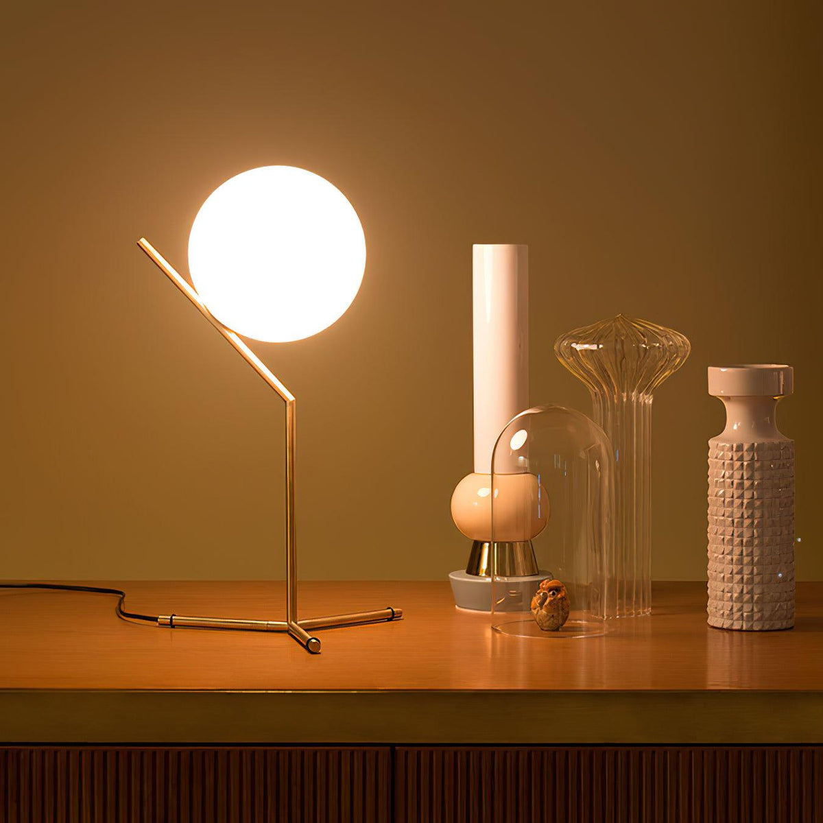Velirelia Table Lamp
