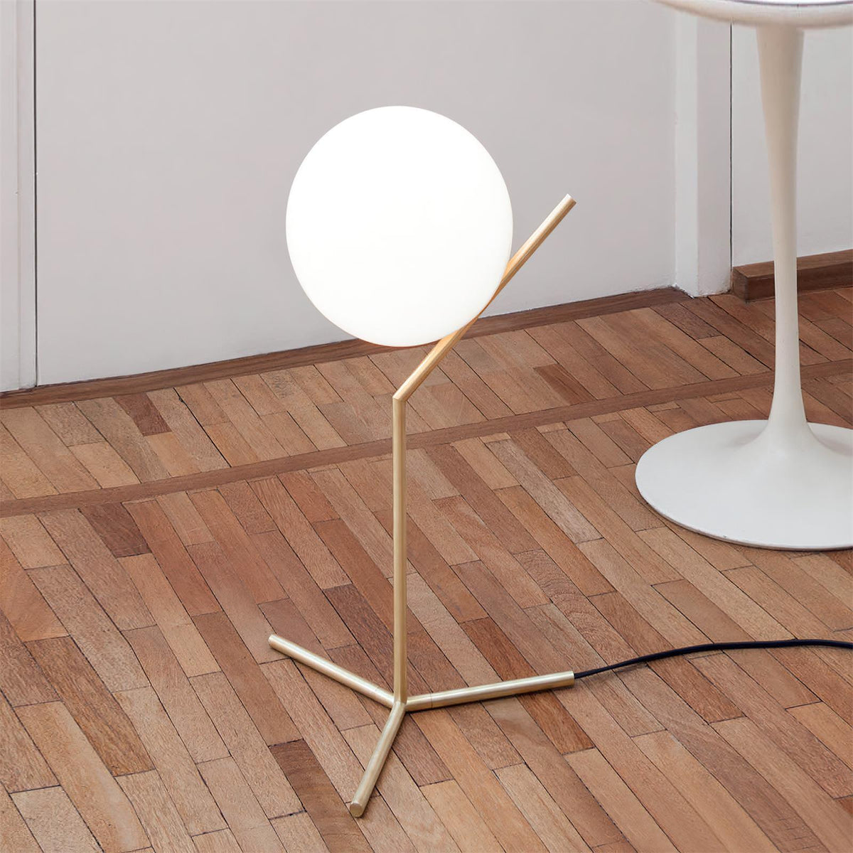 Velirelia Table Lamp