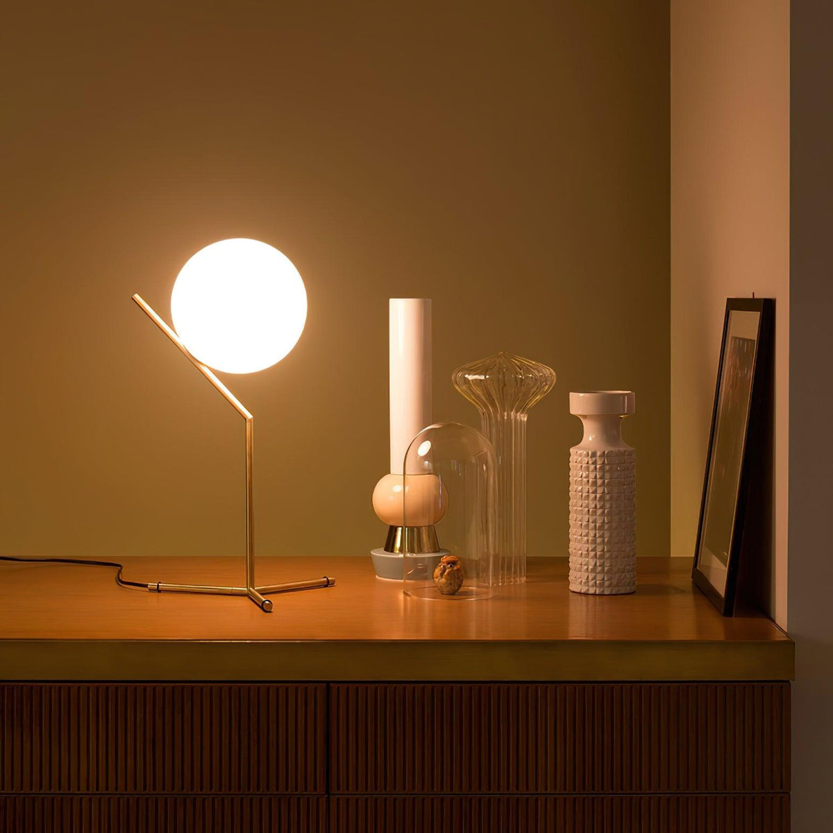 Velirelia Table Lamp