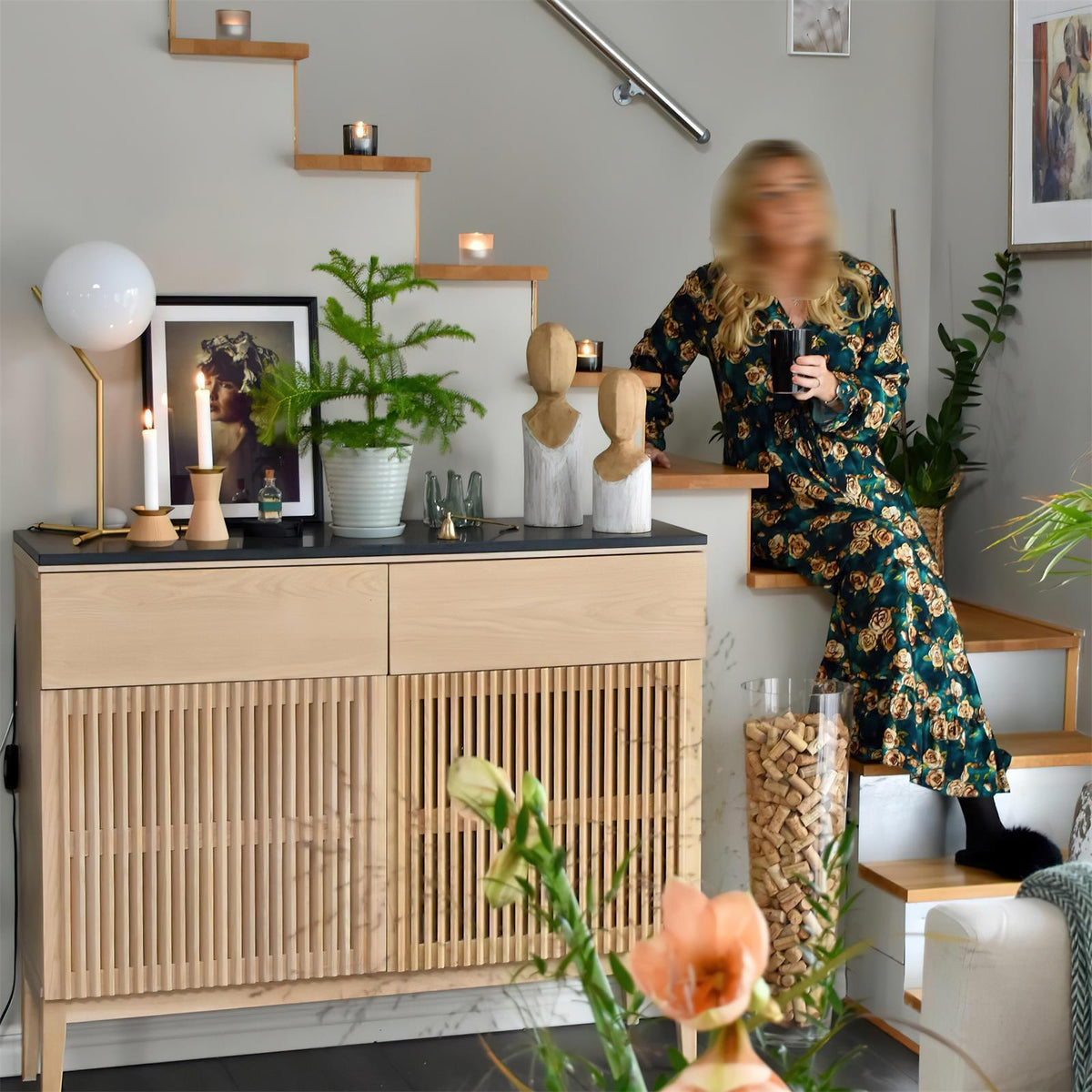 Velirelia Table Lamp