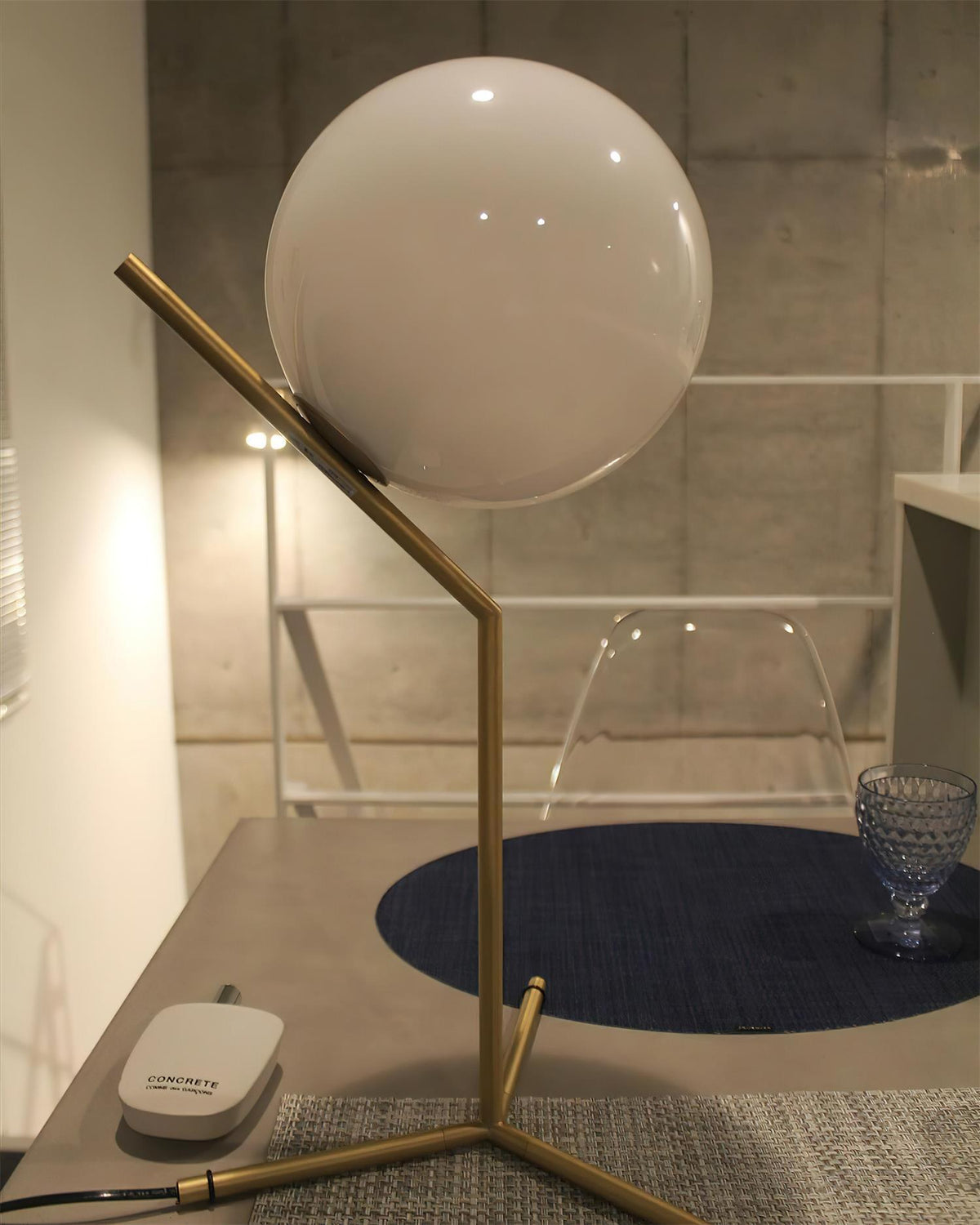 Velirelia Table Lamp