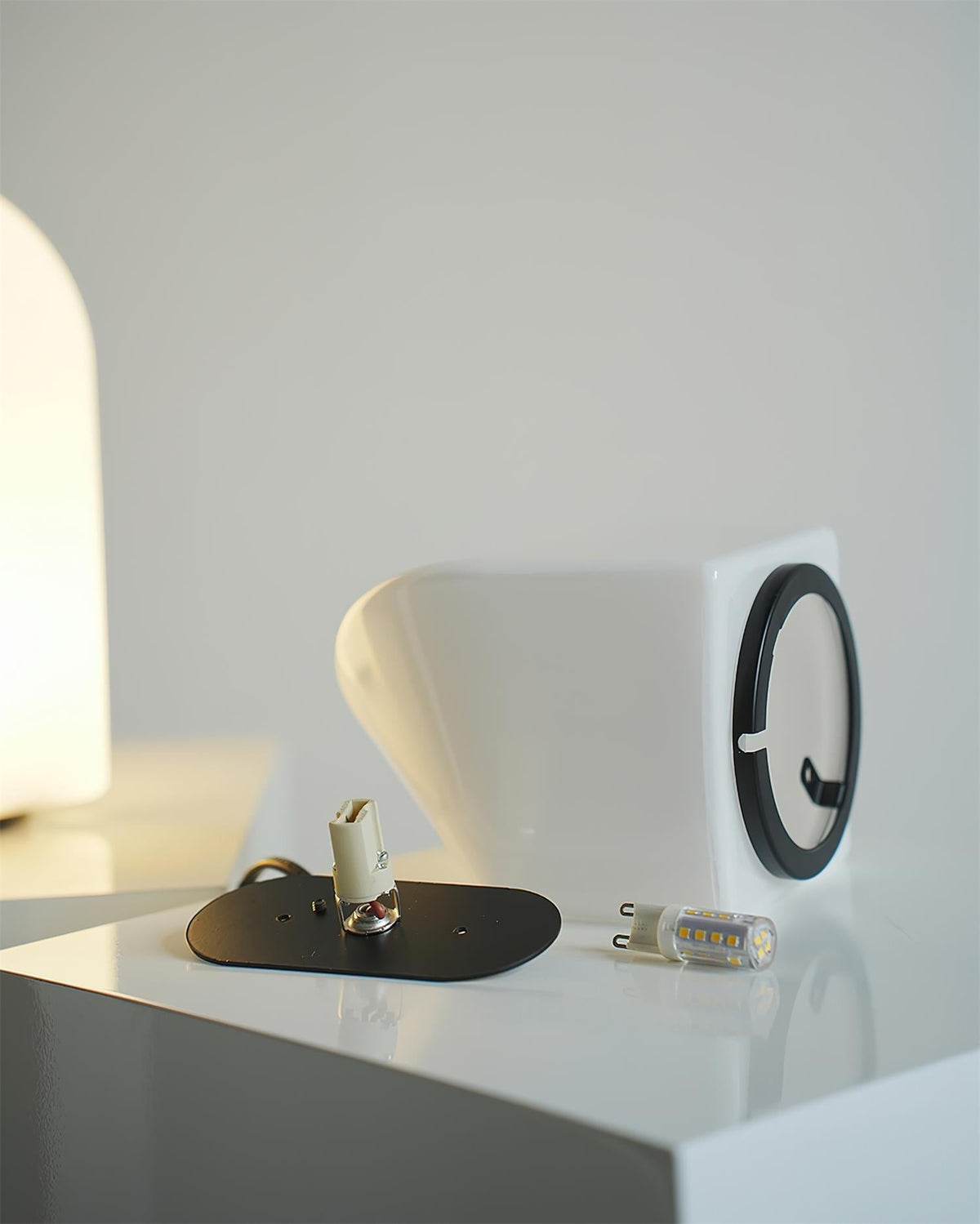 Avenuira Table Lamp