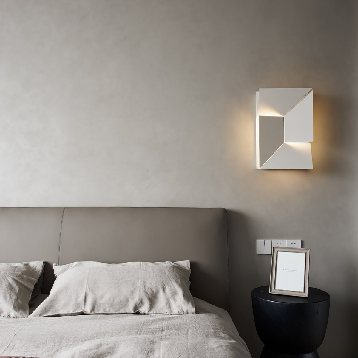 Deloza Shadows Rechargeable Grand Sconce Wall lamp