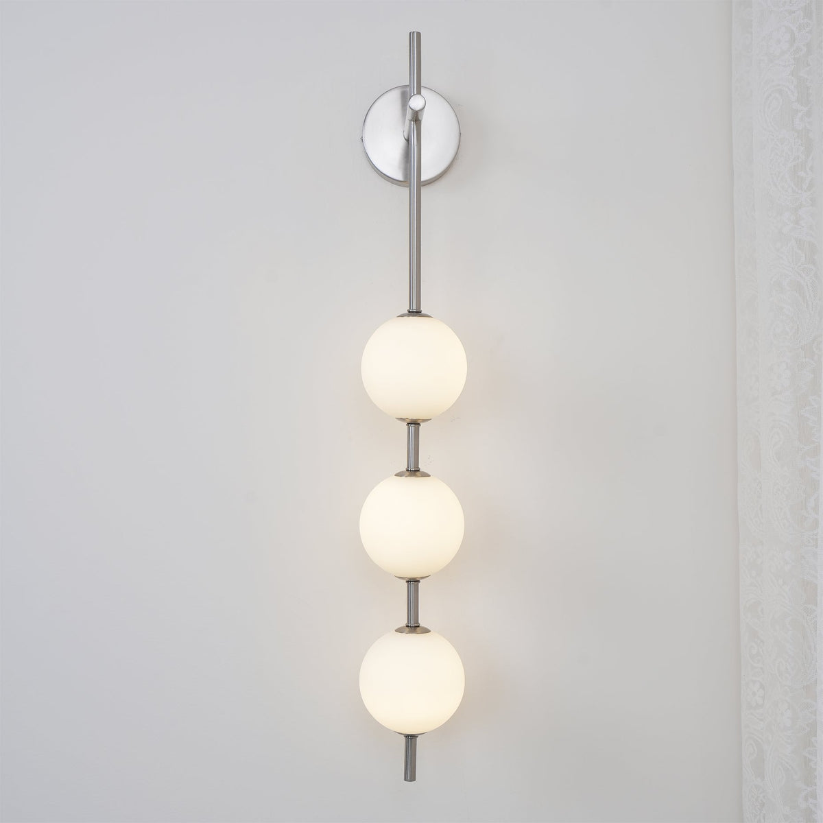 Ilraeia Vertical Globe Plug-in Wall Lamp