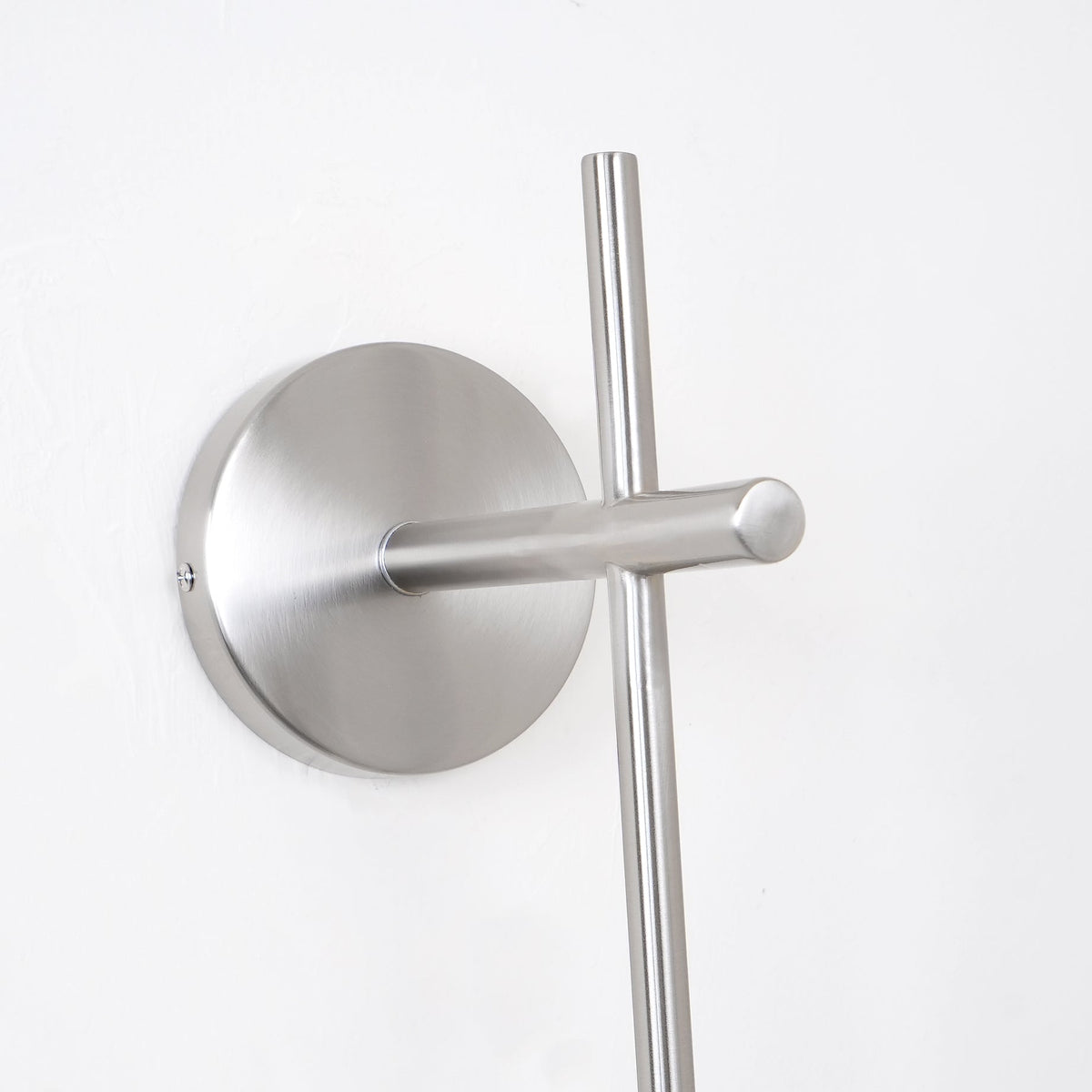 Ilraeia Vertical Globe Plug-in Wall Lamp